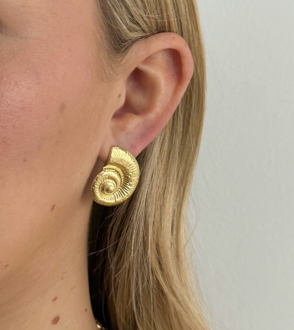 Oorbellen schelp O183 Goud